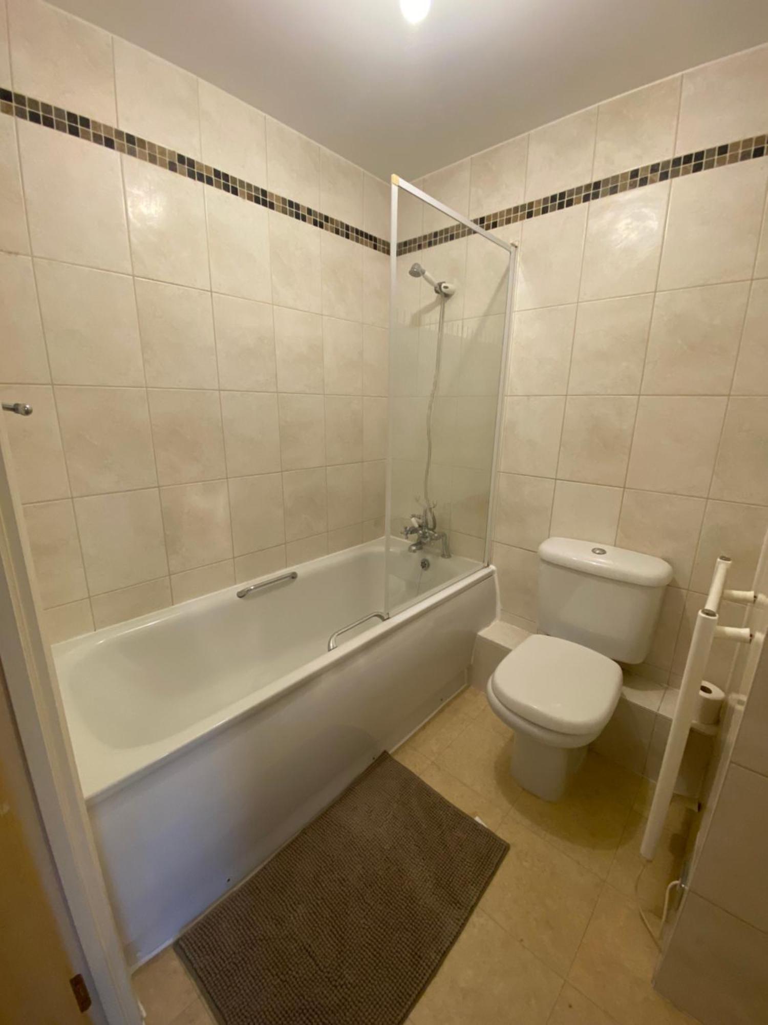 2 Bedroom Flat In Riverside West London Ngoại thất bức ảnh