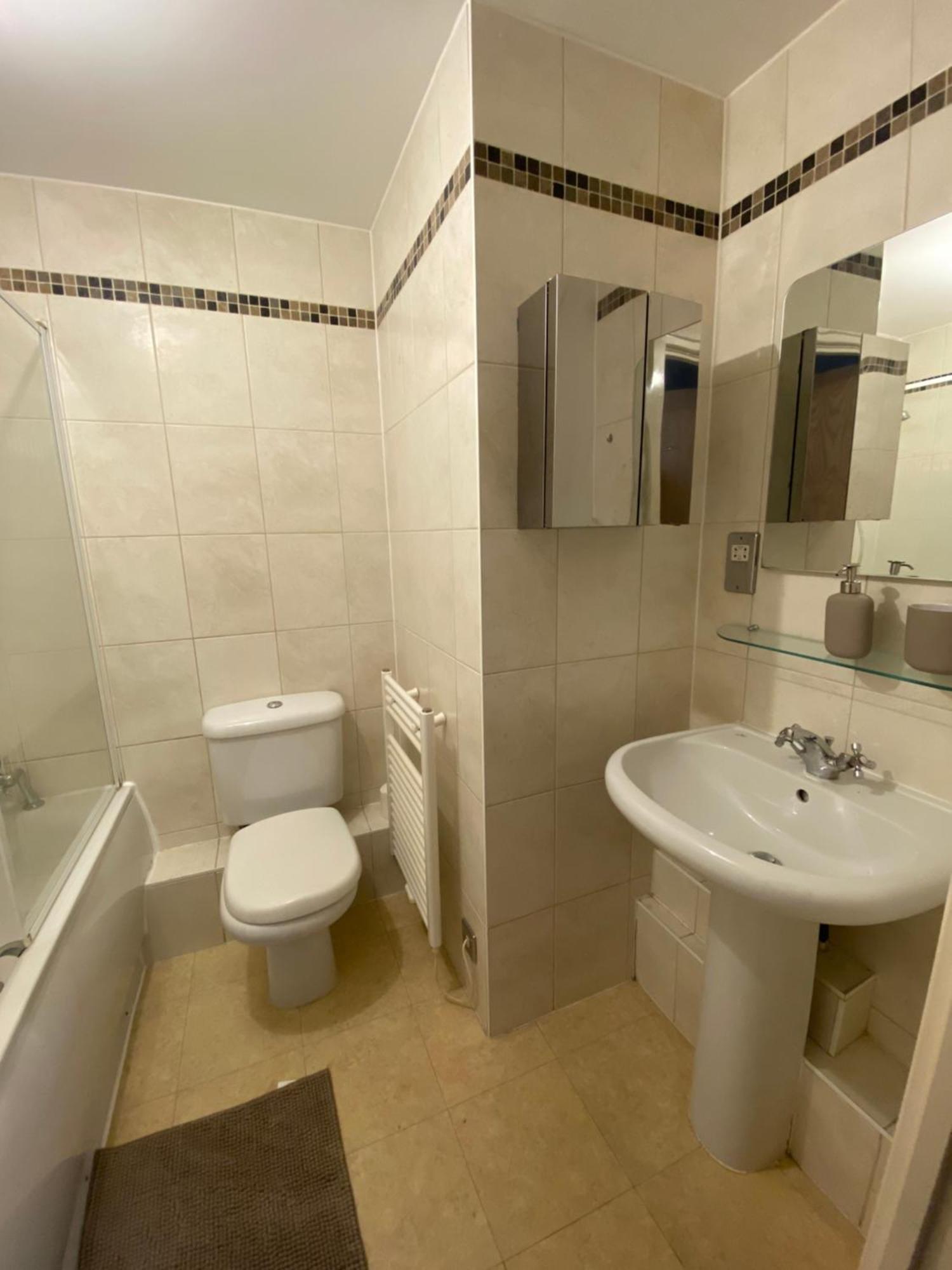 2 Bedroom Flat In Riverside West London Ngoại thất bức ảnh